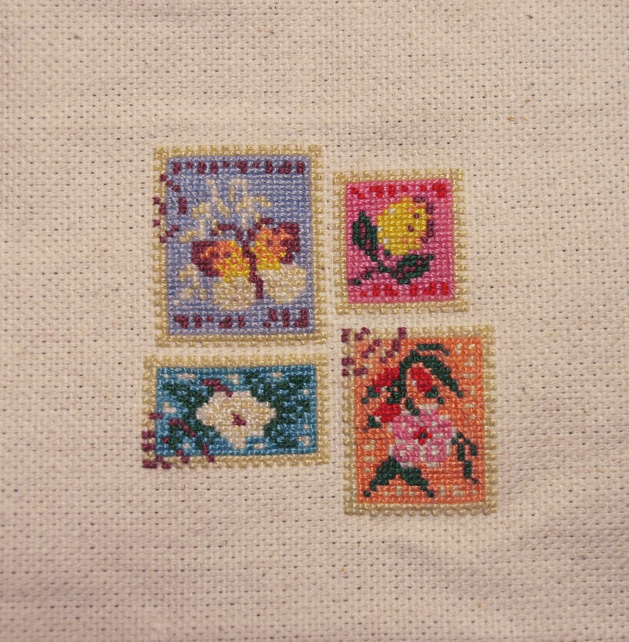 Estampas postales, 2023. Micro punto de cruz sobre lona costeña, hilo mercerizado de algodón tipo mouliné marca DMC.