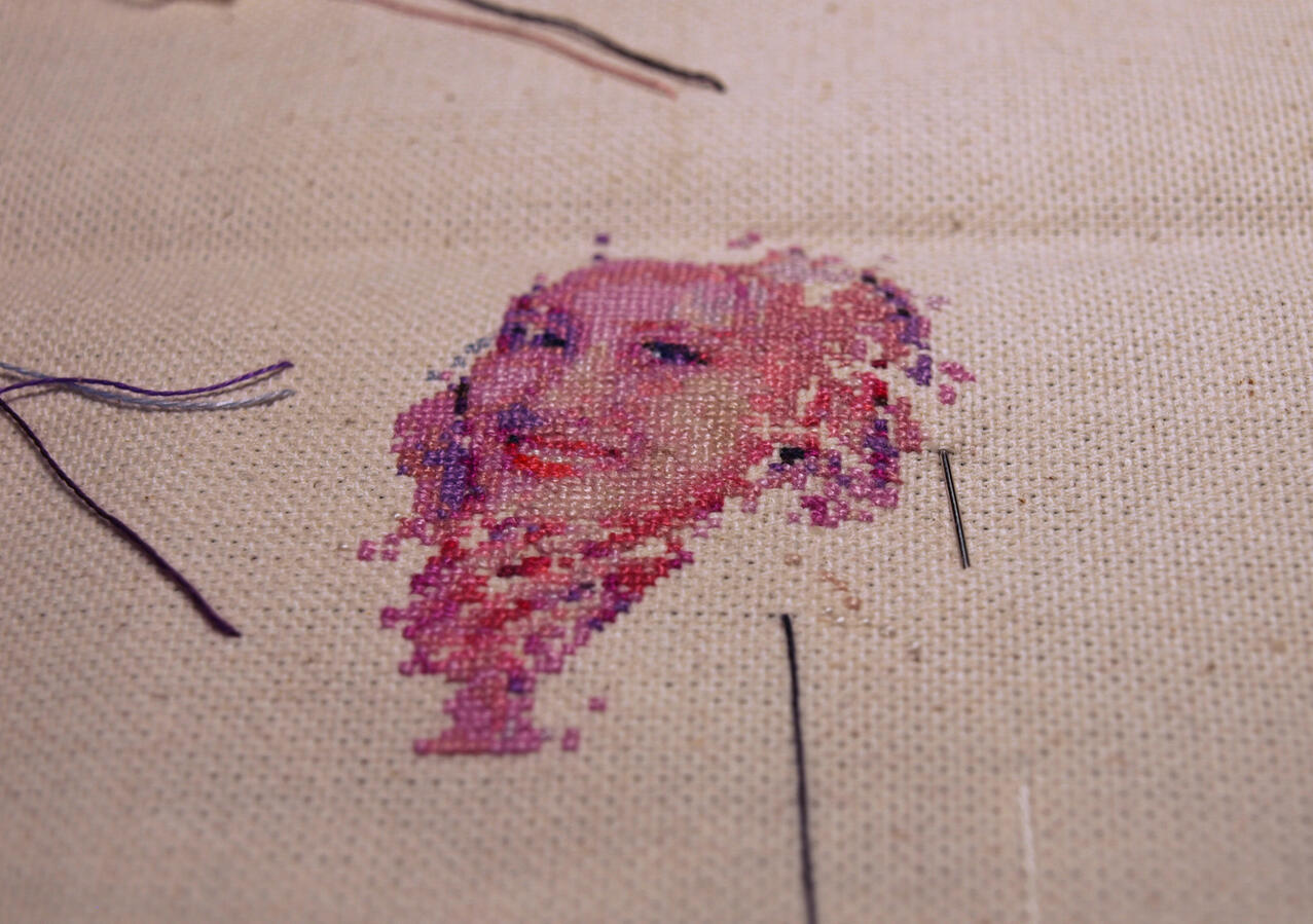 J (retrato), 2022. Micro punto de cruz sobre lona costeña, hilo mercerizado de algodón tipo mouliné marca DMC.