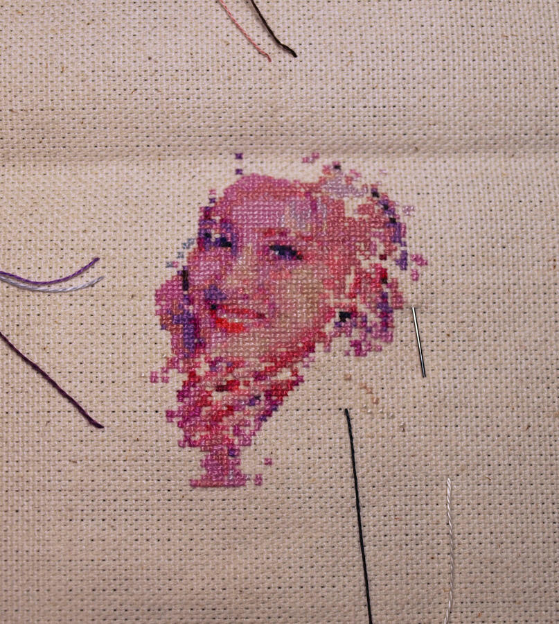 J (retrato), 2022. Micro punto de cruz sobre lona costeña, hilo mercerizado de algodón tipo mouliné marca DMC.