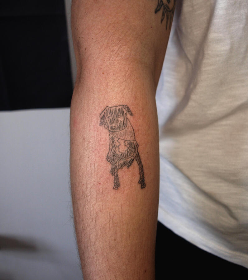 Tatuaje recién hecho, diseño desde referencia personal del cliente, handpoke (2024)