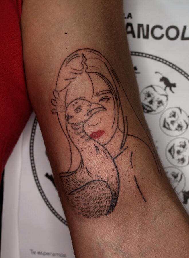 Tatuaje recién hecho, primera sesión de tres, handpoke (2025)