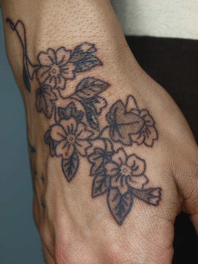 Tatuaje recién hecho, handpoke (2025)