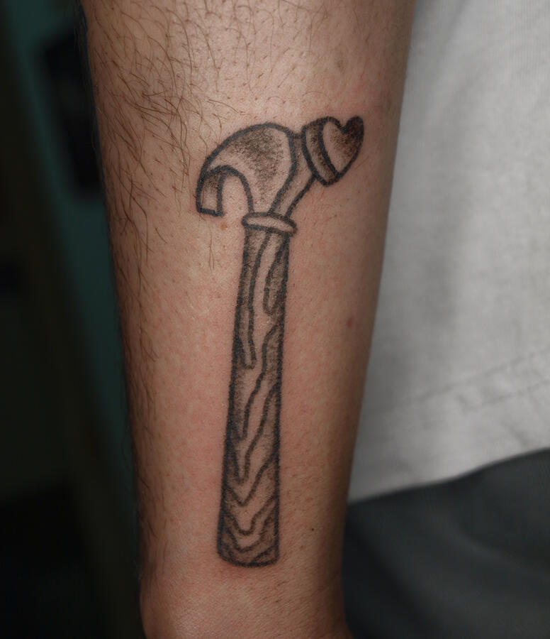 Tatuaje recién hecho, handpoke (2025)