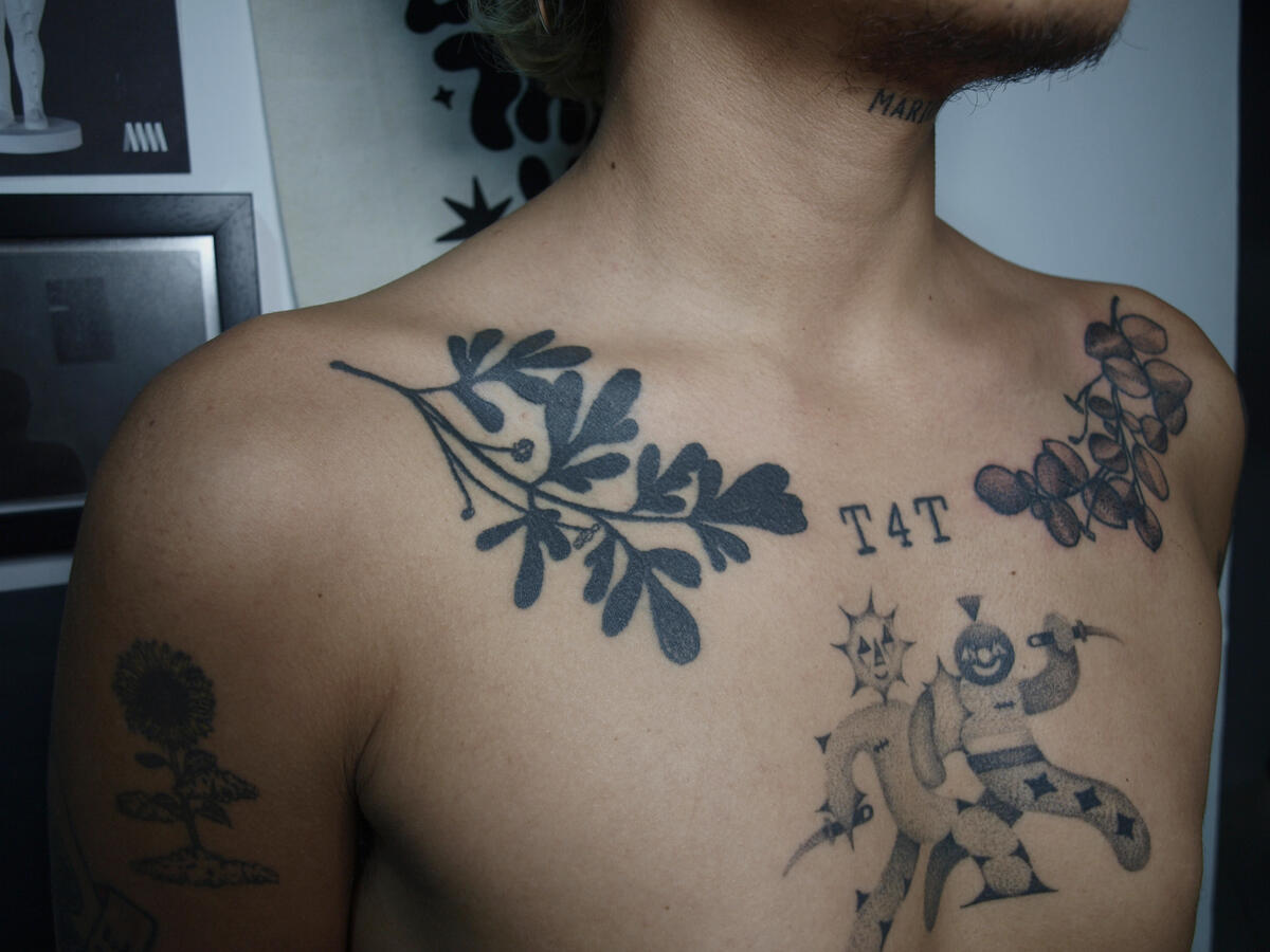 Tatuaje botánico cicatrizado (ruda), handpoke (2024)